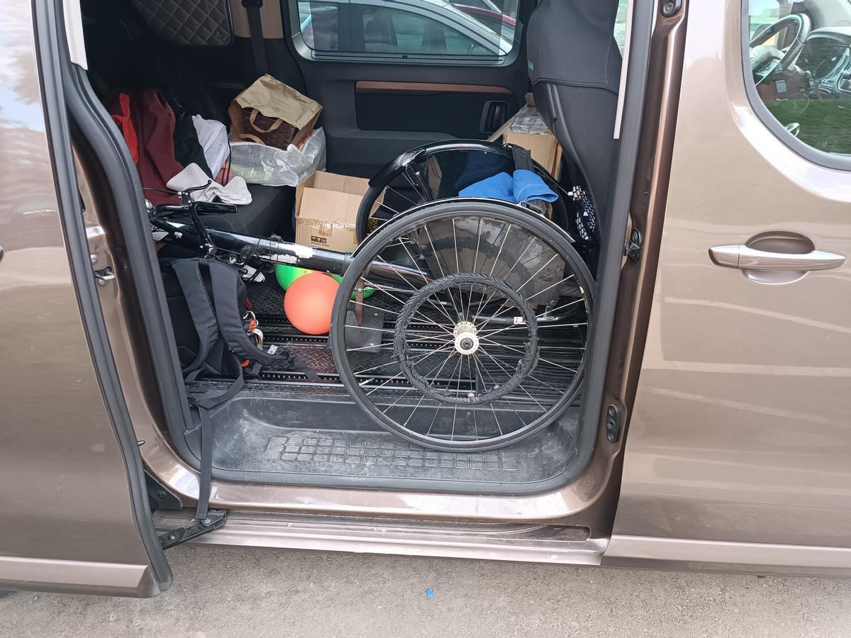 Materiales de atletismo guardados en la furgoneta de Joanna Gómez