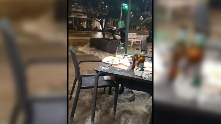 Una violenta tromba de agua anega las calles del centro de Vigo en la noche de Halloween