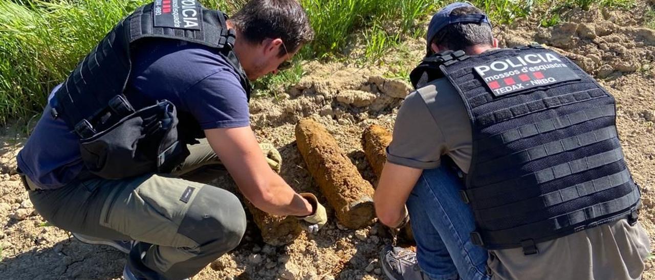 Vídeo: Extreuen 74 bombes de la Guerra Civil enterrades en un camp de la Vall d'en Bas