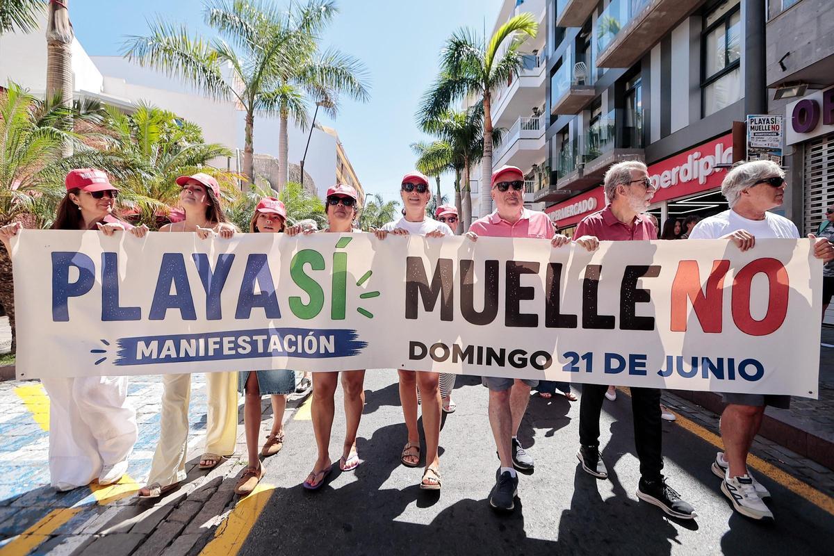 Manifestación en contra de la ampliación del puerto de Los Cristianos