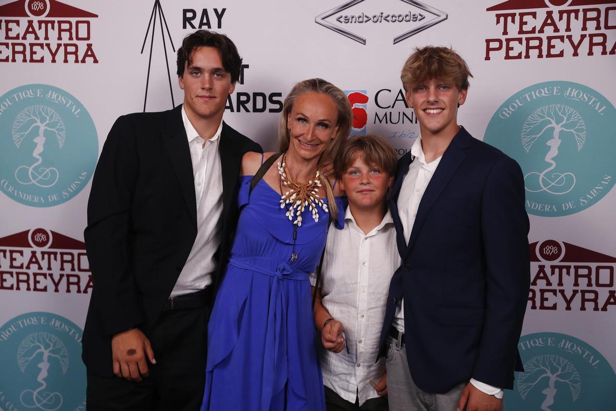 Elisabetta Caraccia con sus hijos.