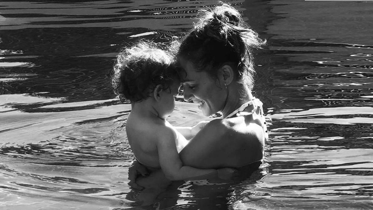 Eva González comparte el primer baño con su hijo