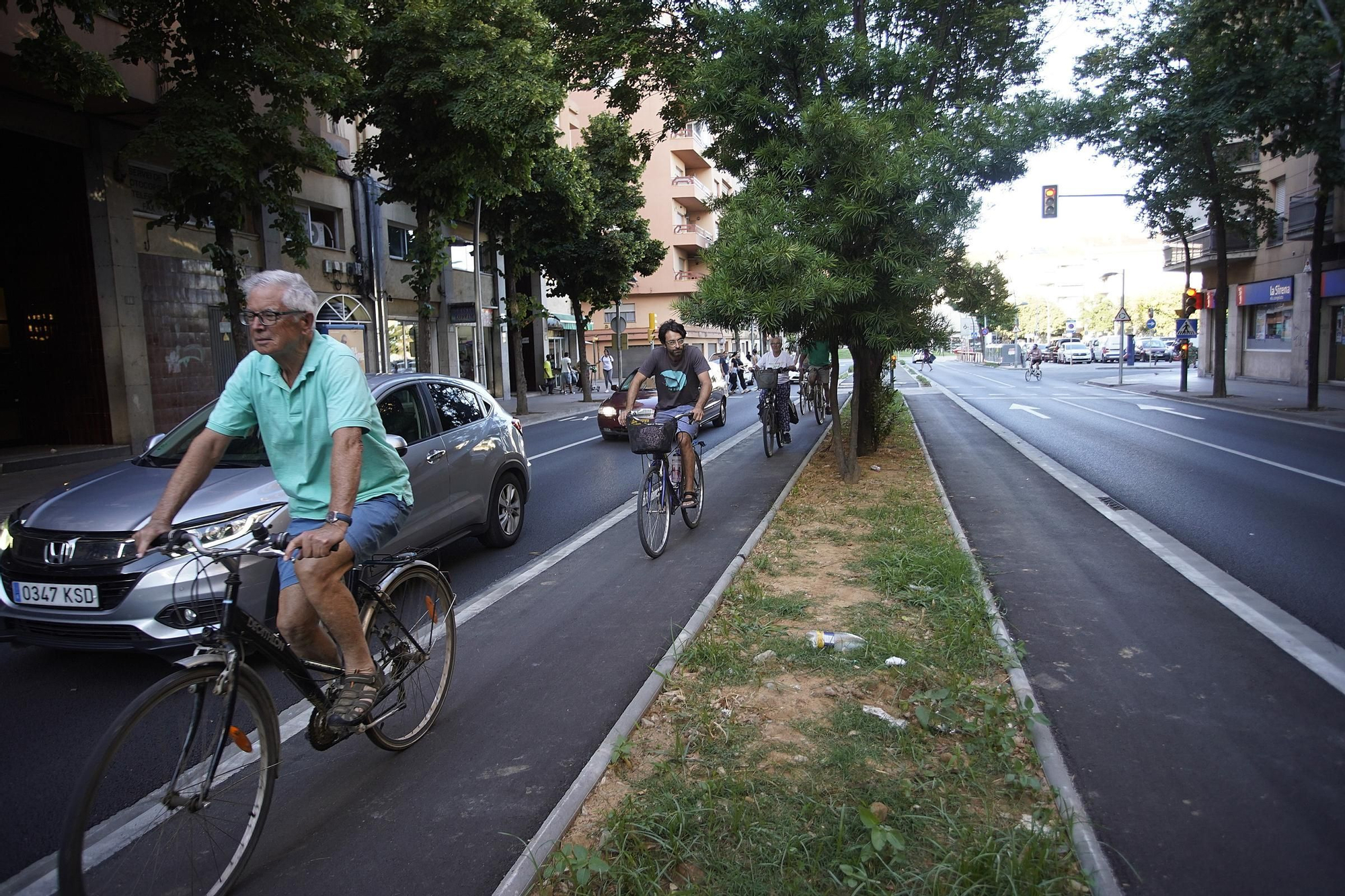 Les fotos de la visita de diverses entitats al nou carril bici entre Girona i Salt