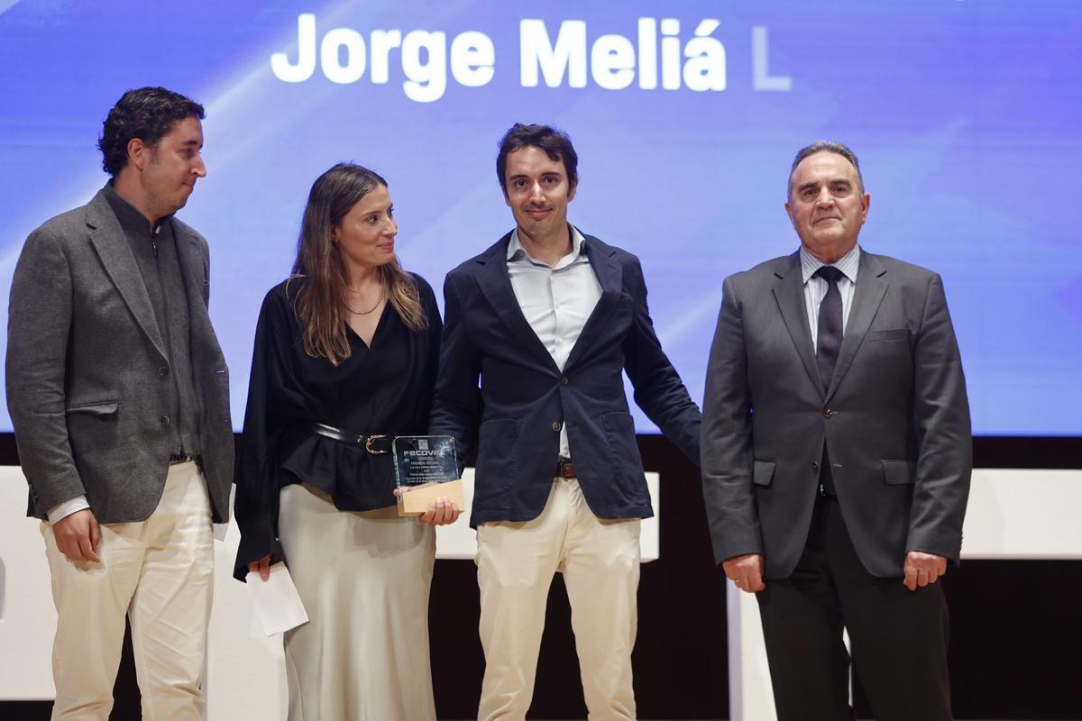 El Premio Obra Destacada 2025 se otorgó a la Pasarela de la Solidaridad de Jorge Meliá, quien recogió el galardón de manos de Gan Pampols.
