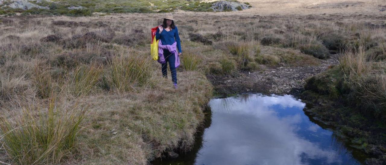 Una mujer observando el agua estancada en una poza. | LOZ