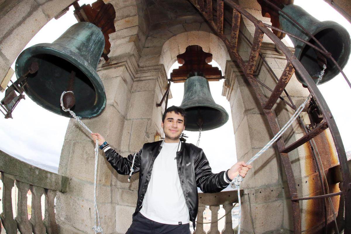EL JOVEN VIGUES MATEO VAZQUEZ, CAMPANERO DE LA CONCATEDRAL DE VIGO, INTEGRANTE GALLEGO MAS JOVEN DE LA ASOCIACION CAMPANEIROS DE GALICIA.