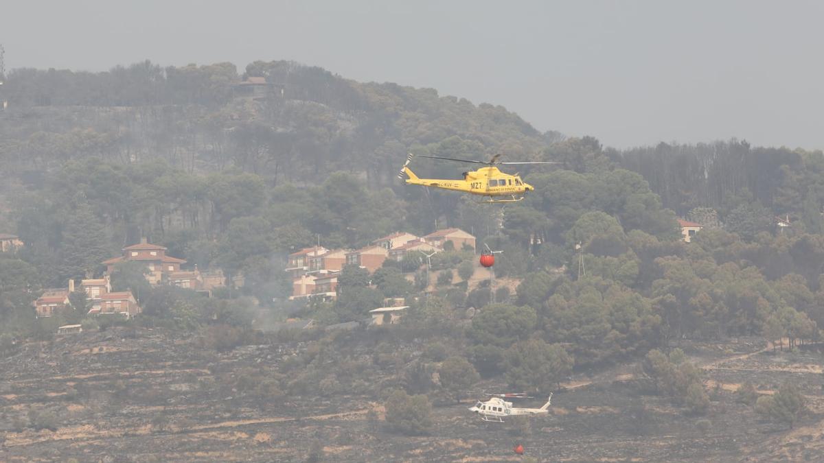 Dos helicópteros en los trabajos de extinción del incendio forestal en el Moncayo