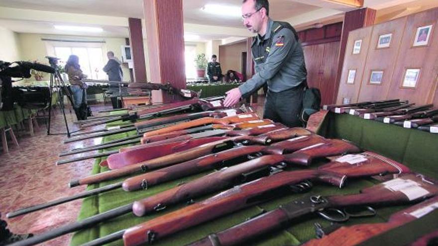 La mayoría de las armas que salen a puja son rifles de caza y para el deporte de tiro.