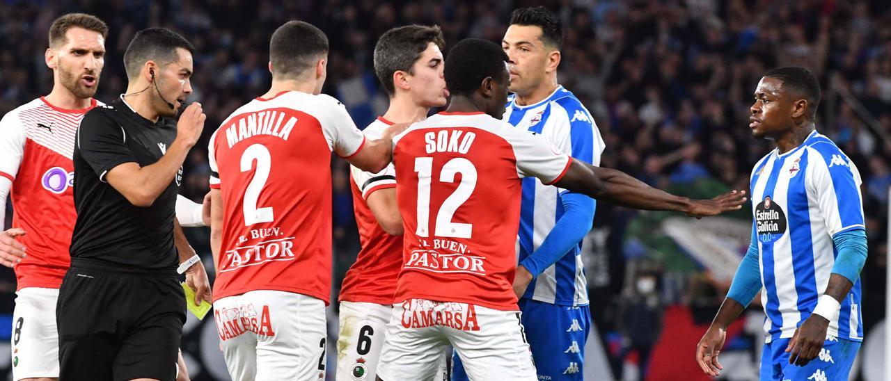 Miku y William se encaran con varios jugadores del Racing de Santander en el partido en Riazor.