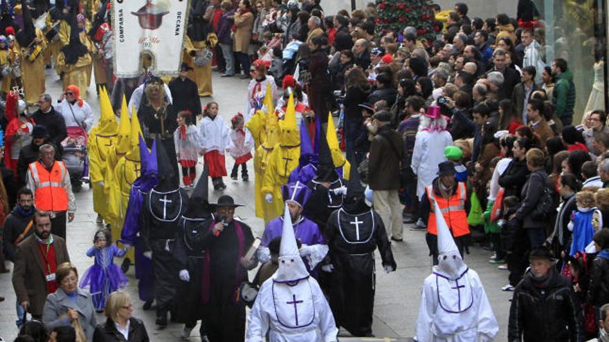 La comparsa decana &quot;Os Tarteiras&quot; encabezaron la comitiva que acompañó al dios Momo, con la curia y los penitentes en primer término.  // FOTOS: José Lores