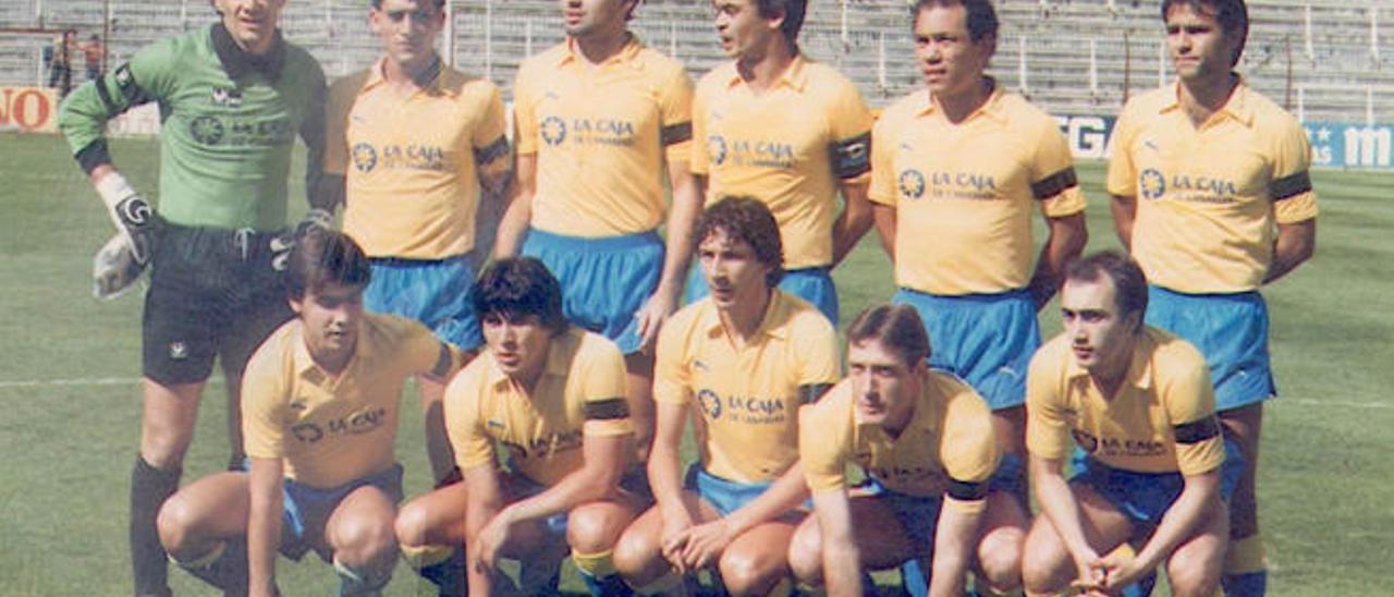 Cinco jornadas antes de que finalizara la temporada 84-85, un empate con el Castilla en el Bernabéu certificó el cuarto ascenso de la UD a Primera. En la imagen, el once titular.