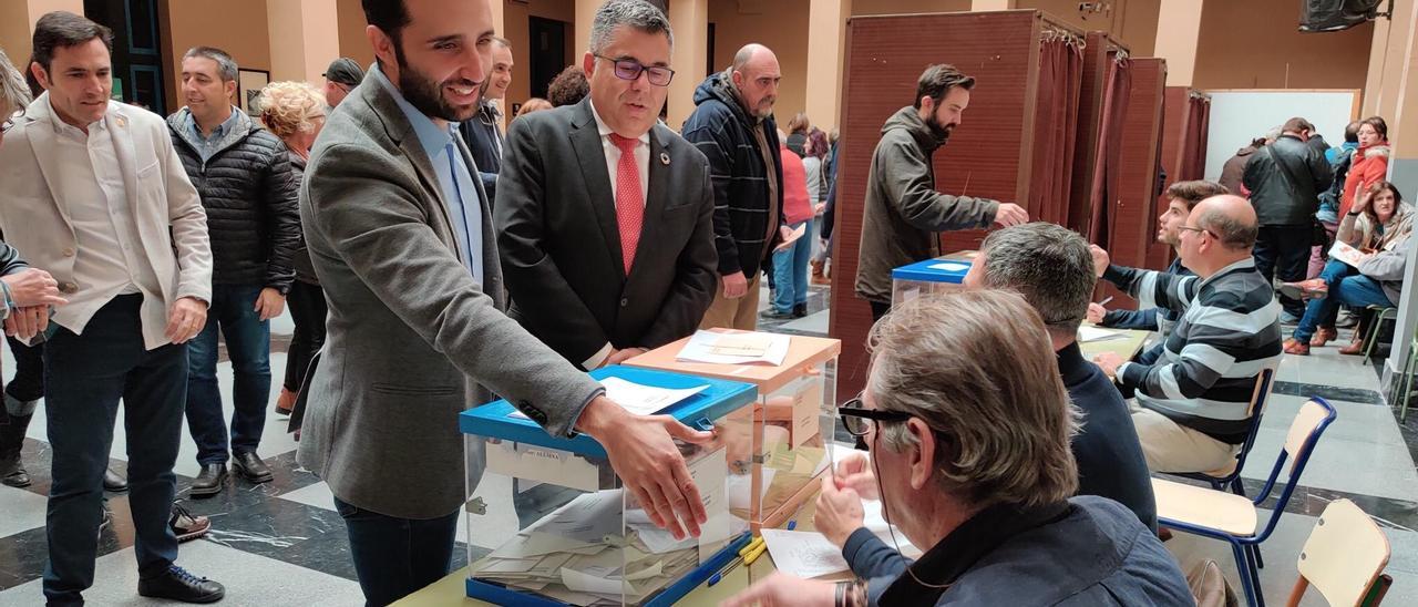 Darío Moreno vota en las últimas elecciones generales.