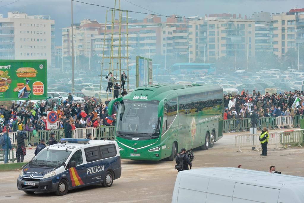 Miles de aficionados reciben con vítores a los autobuses del Elche CF y del Barcelona CF