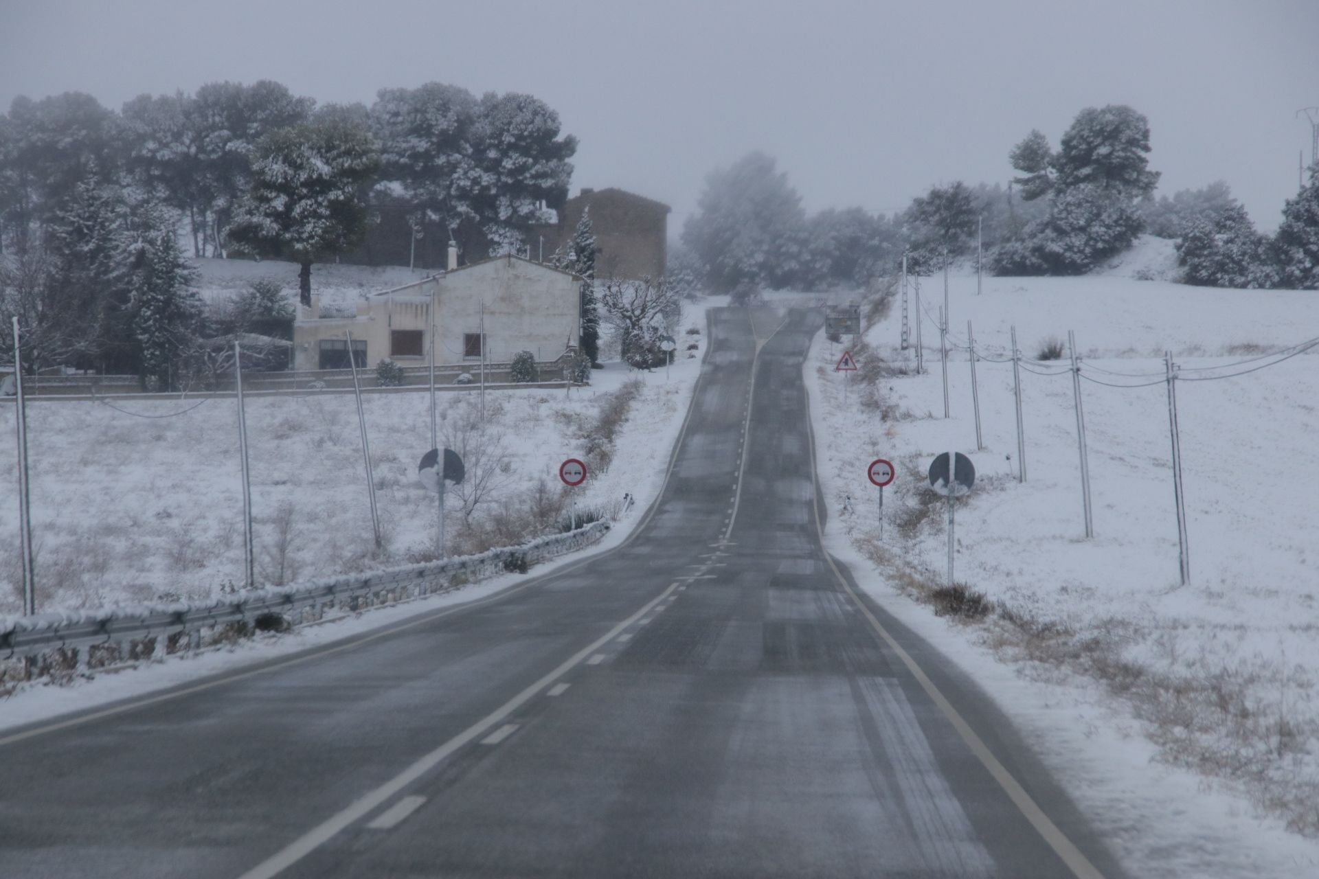 El temporal de nieve en la carretera que va desde Banyeres al Preventorio de Alcoy.