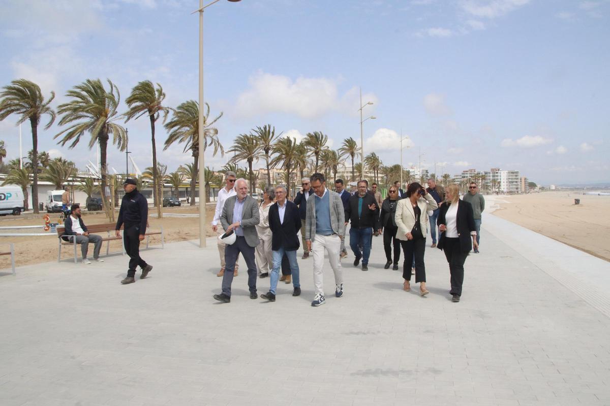 Inauguración del nuevo paseo marítimo de Vila-seca, por parte de las autoridades, este miércoles.