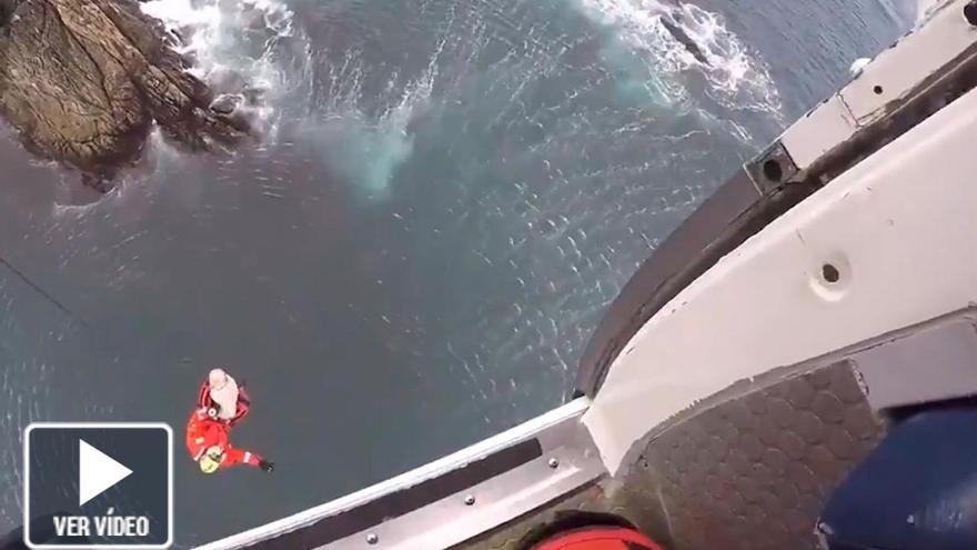 Momento del rescate del hombre tomada desde el helicóptero de la Xunta. // Gardacostas