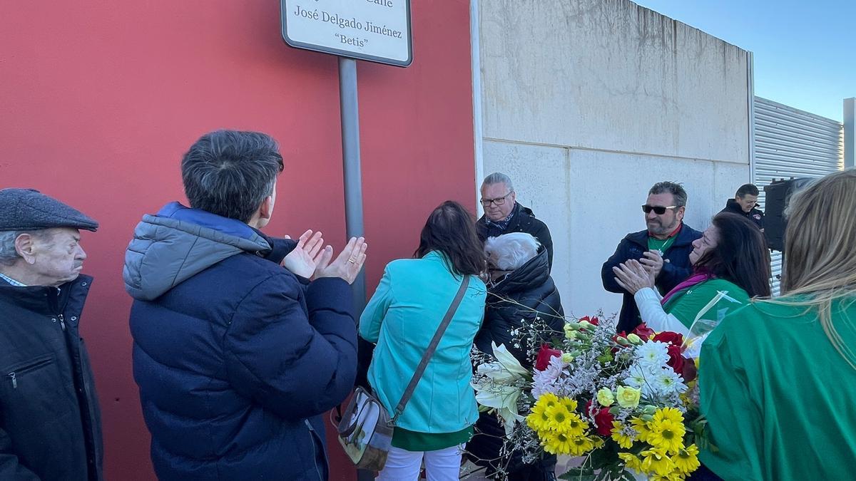 Un momento del acto de la rotulación de la calle José Delgado 'Betis'.