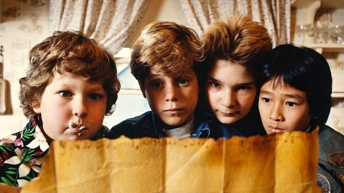 Los protagonistas de 'Los Goonies' con el mapa del tesoro