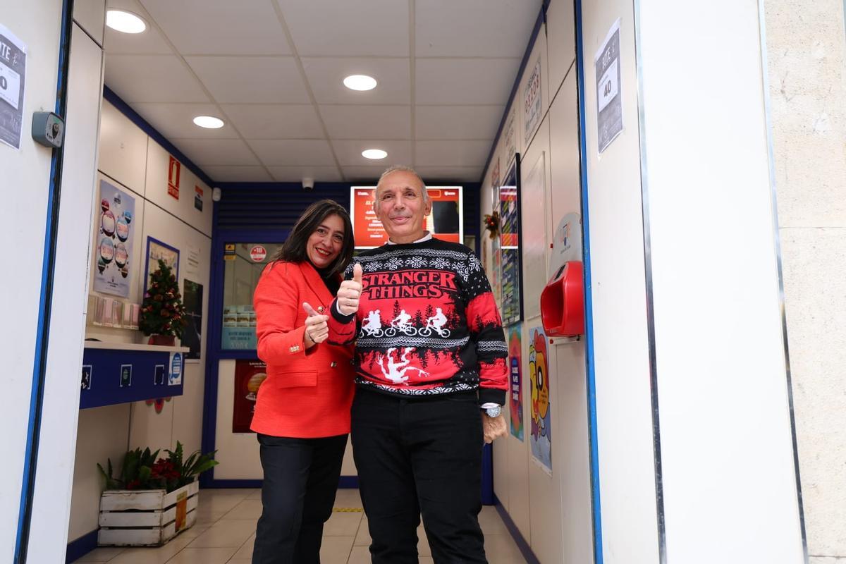 Los loteros de la administración del Coso donde se ha vendido el quinto premio 60649.