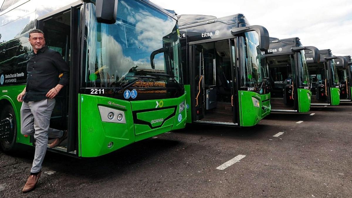 12.700 pasajeros sacan en dos días el abono gratuito de las guaguas - El Día