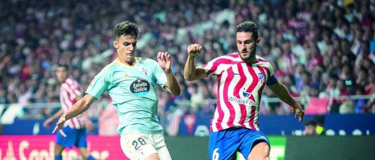 Gabri Veiga conduce el balón ante la oposición de Coke durante la última visita del Celta al Metropolitano.