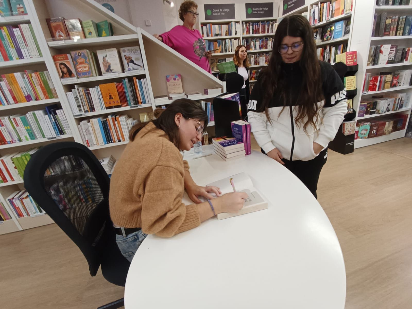 La escritora mallorquina Joana Marcús firma su último libro en Palma