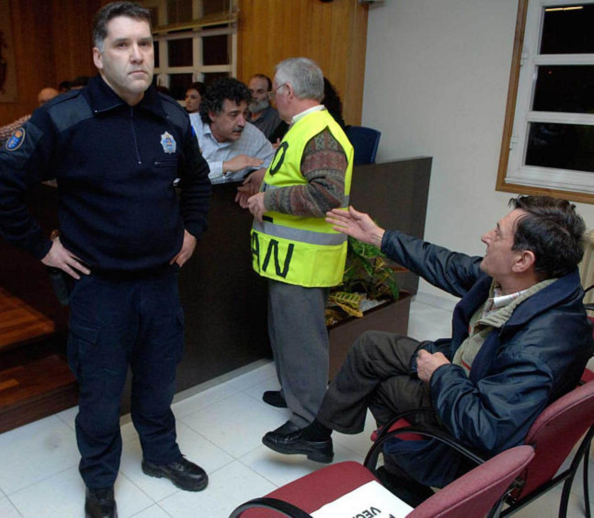 La Guardia Civil escolta a ediles  del PSOE y BNG a la salida del pleno