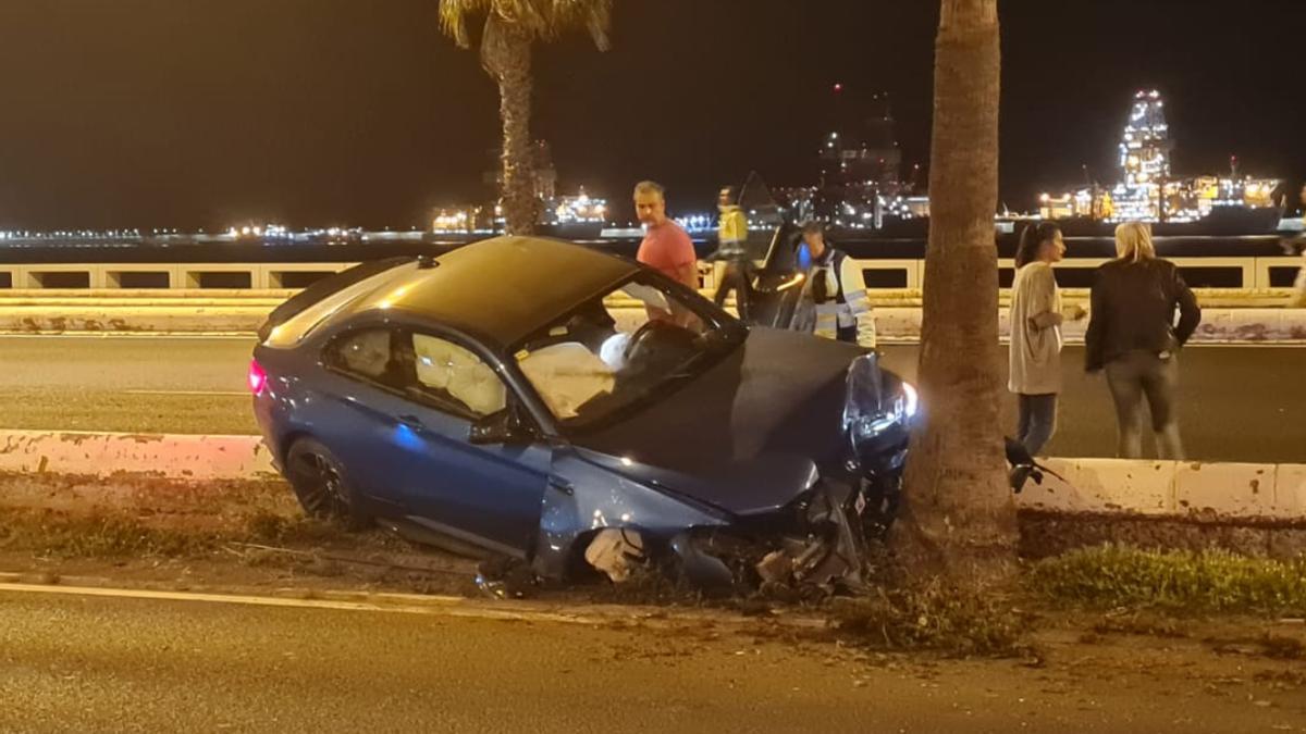 Un coche se estrella contra una palmera en la Avenida Marítima