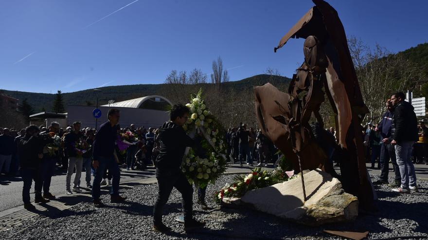 Ofrena floral al monument a la mineria de Súria en record dels tres geòlegs morts