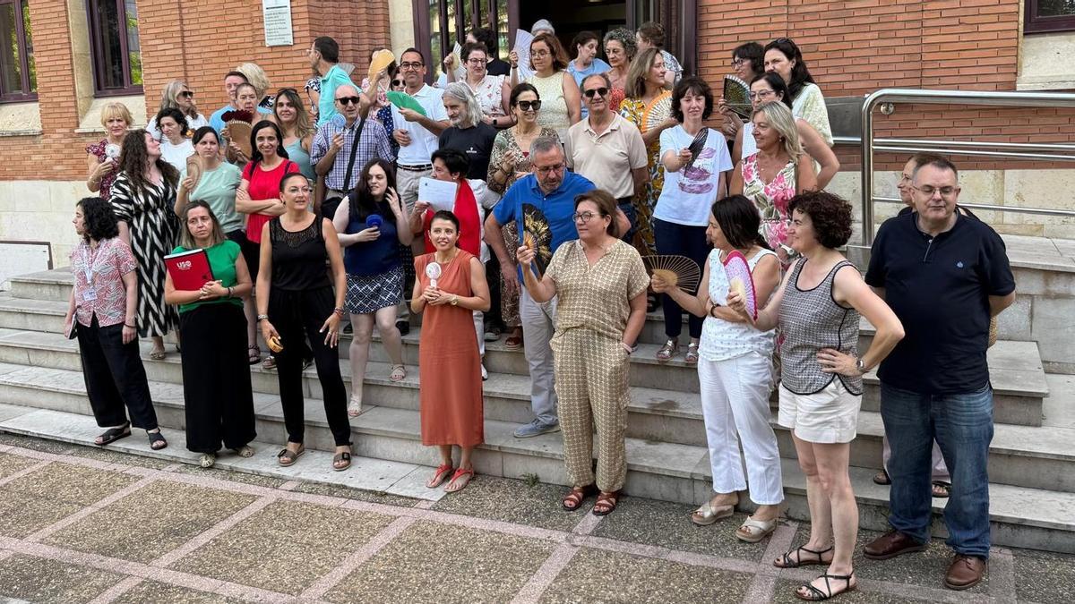 Ventiladores "de los chinos" y abanicos para combatir temperaturas de hasta 32º: los funcionarios de los juzgados de lo social de Oviedo