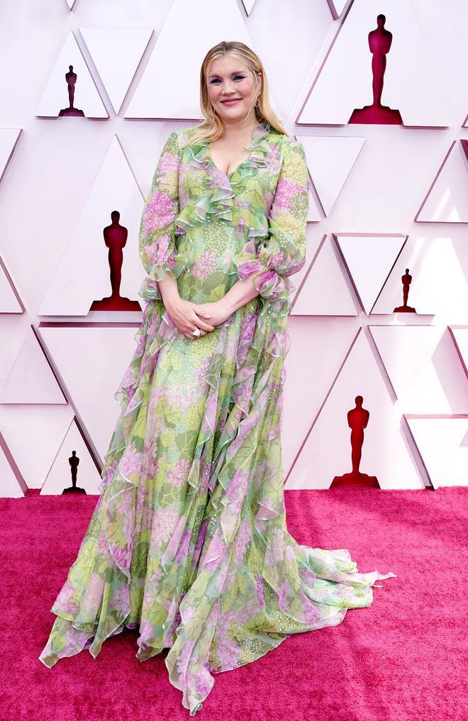Emerald Fennel, en los Premios Oscar 2021, con vestido premamá de estampado floral firmado por Gucci