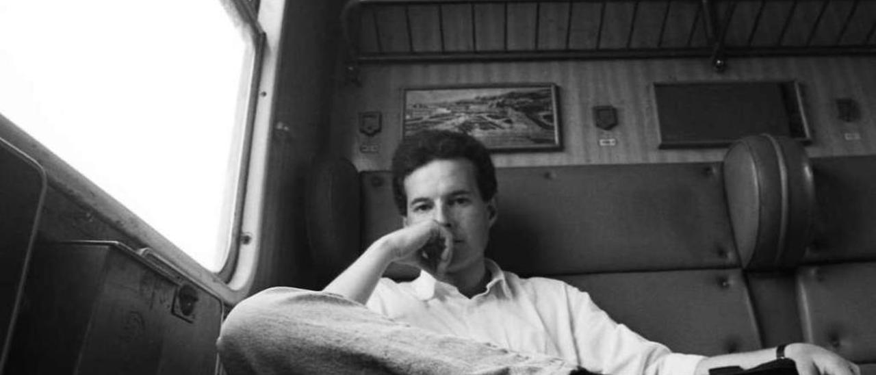 José Luis Abalo, en un autorretrato realizado en 1990 en un viaje en tren de Vilagarcía a Pontevedra. // FdV