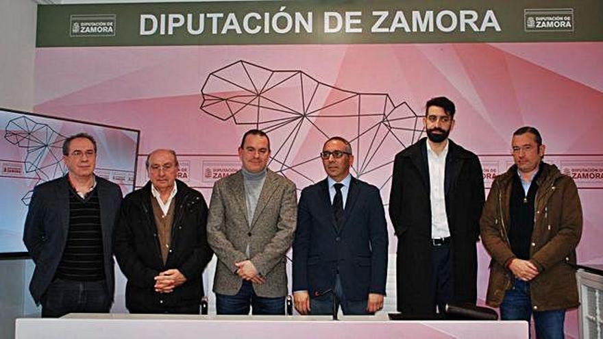 José Luis Hernández, junto a Requejo, en una reunión con colegios profesionales.