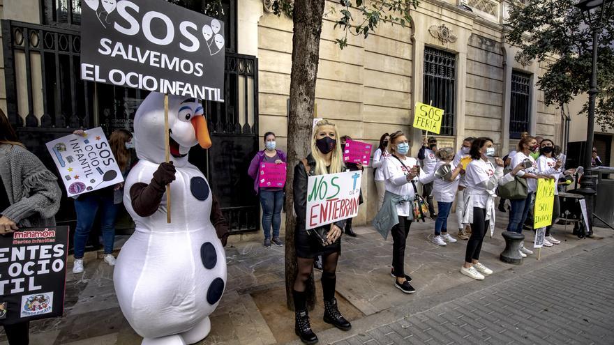 El ocio infantil y los feriantes claman por la reapertura ante el Parlament