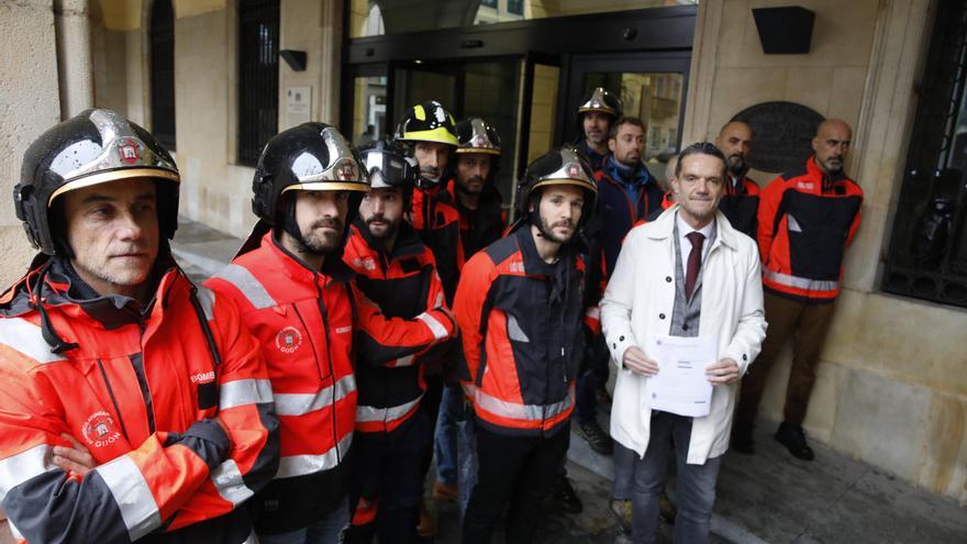 La concentración de los Bomberos de Gijón en la Plaza Mayor, en imágenes