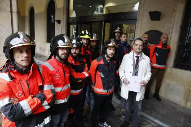 La concentración de los Bomberos de Gijón en la Plaza Mayor, en imágenes
