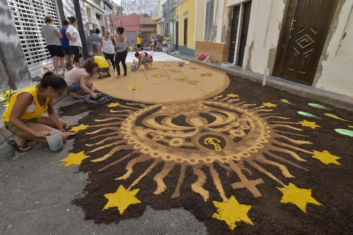 Alfombras por la fiesta de la Vingen del Carmen, ... Alfombras por la fiesta de la Vingen del Carmen, ...