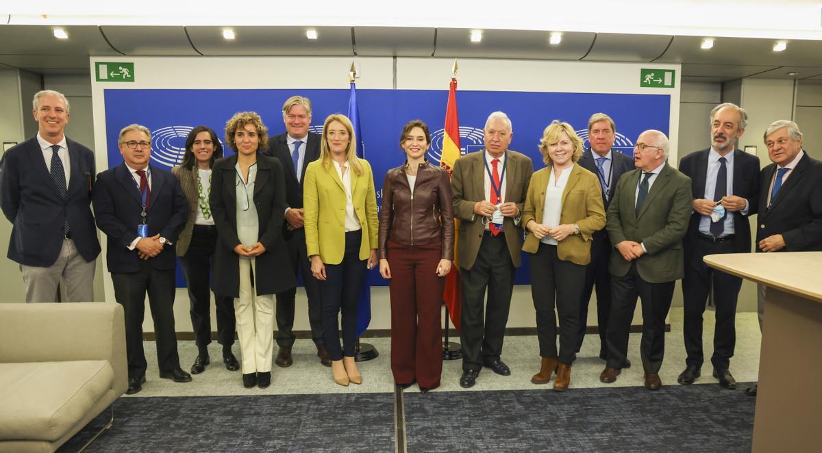 La presidenta de la Comunidad de Madrid, Isabel Díaz Ayuso (c), asiste a una reunión con europarlamentarios españoles del Partido Popular Europeo.