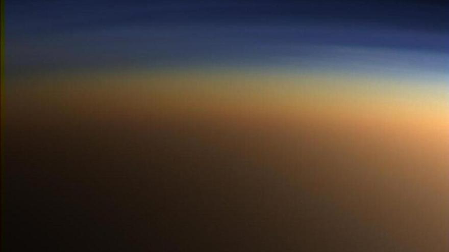 Moléculas orgánicas líquidas en la Tierra son minerales sólidos y helados en Titán, la luna de Saturno