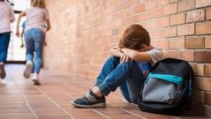 Niño triste en un colegio.