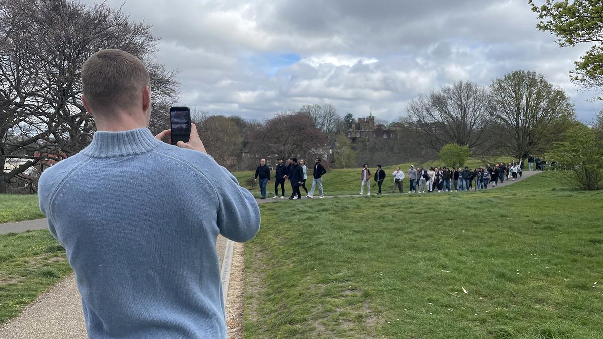 Paseos en grupo para combatir la soledad, en parques y zonas bonitas de Londres. Henry Duff (en primer plano, con jersey azul) reúne a un centenar de personas, en el parque de Greenwich, en uno de los paseos que organiza gratuitamente en Londres a través de TikTok para conocer gente nueva.