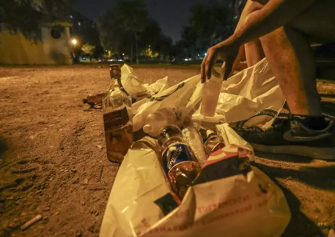 La Policía Local desaloja a 300 jóvenes que hacían botellón en la Malvarrosa