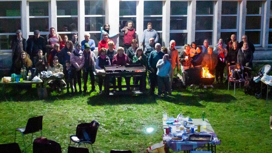 Asistentes al magosto celebrado por los vecinos en el recinto de la vieja unitaria de San Cibrán. |   // CEDIDA