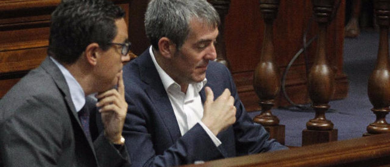 Imagen del miércoles en el Parlamento de Clavijo y enprimer plano Antoma .