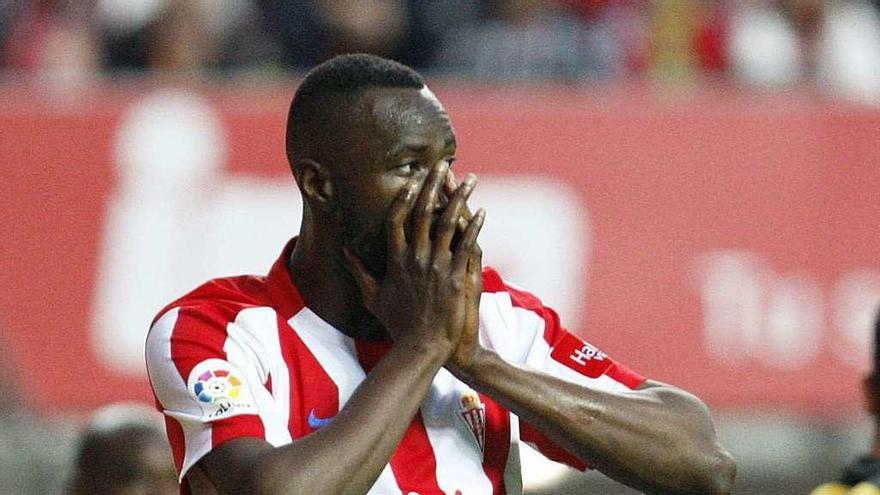 Lacina Traoré se lamenta tras una ocasión fallada ante el Málaga.