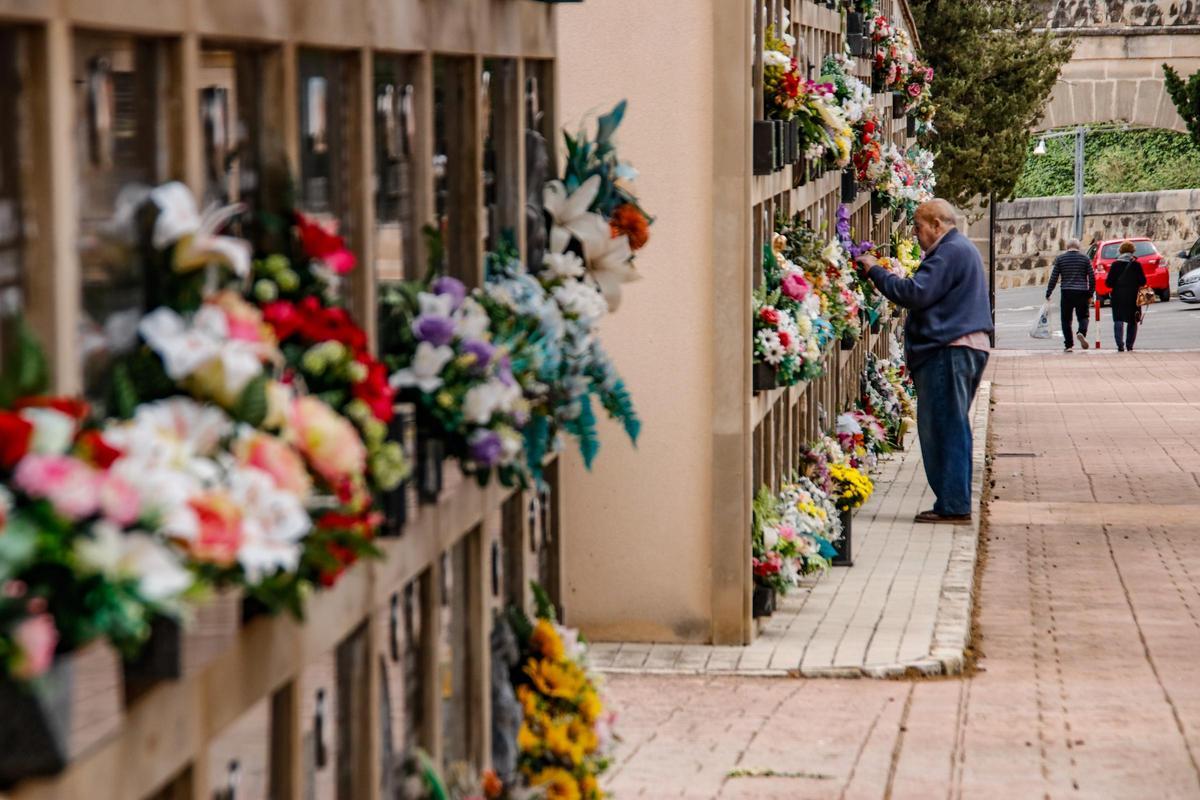Familiares preparan el cementerio de Alcoy estos días con motivo del Día de Todos los Santos.