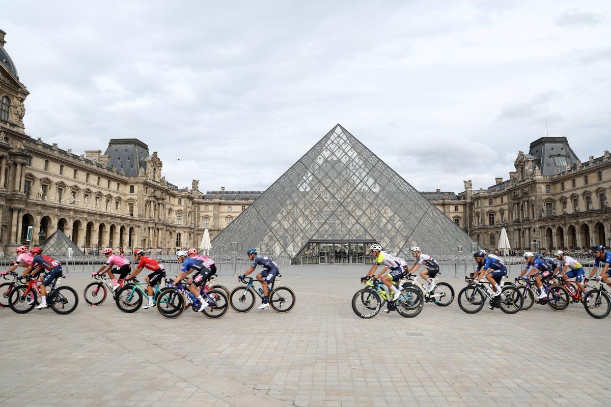 Paris (France), 23/07/2023.- The peleton rides past the pyramid of the Louvre Museum during the 21st and final stage of the Tour de France 2023 over 115kms from Saint-Quentin-en-Yvelines to Paris Champs-Elysee, France, 23 July 2023. (Ciclismo, Francia) EFE/EPA/MOHAMMED BADRA / POOL