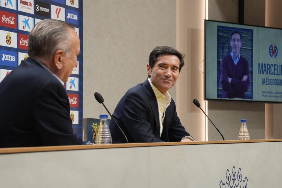 Marcelino García Toral, en la sala de prensa del Estadio de la Cerámica, mirando a Fernando Roig.