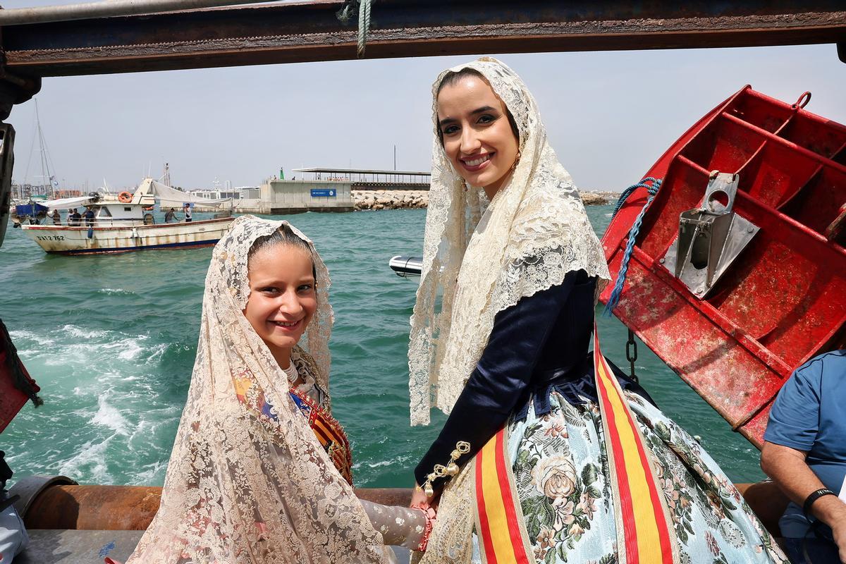 Carmen y Marta acompañan la procesión marinera del Carmen Carmen y Marta acompañan la procesión marinera del Carmen