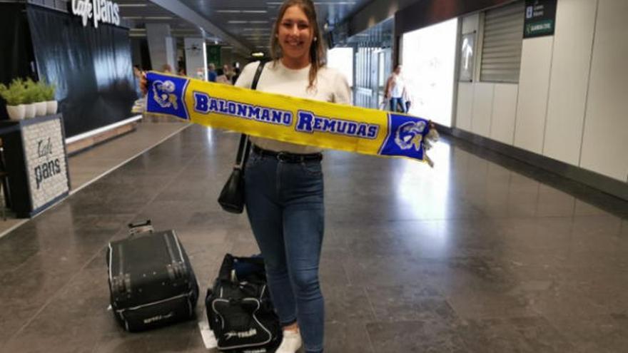 La jugadora tinerfeña, a su llegada al Aeropuerto de Gran Canaria.
